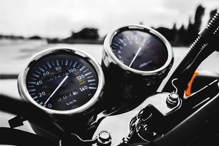 Reparierte klassische Tachometer und Drehzahlmesser an einem Motorradcockpit
